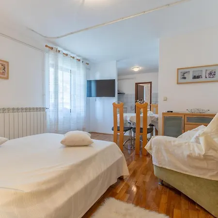 Koraca Pensión 3*